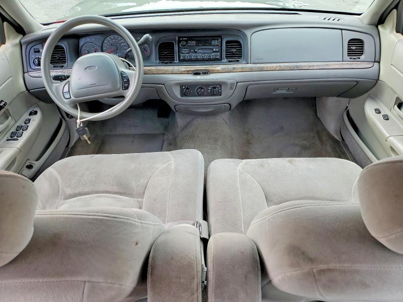 61556126 :رقم المزاد ، 2FAFP74W1YX139635 vin ، 2000 Ford Crown Victoria مزاد بيع