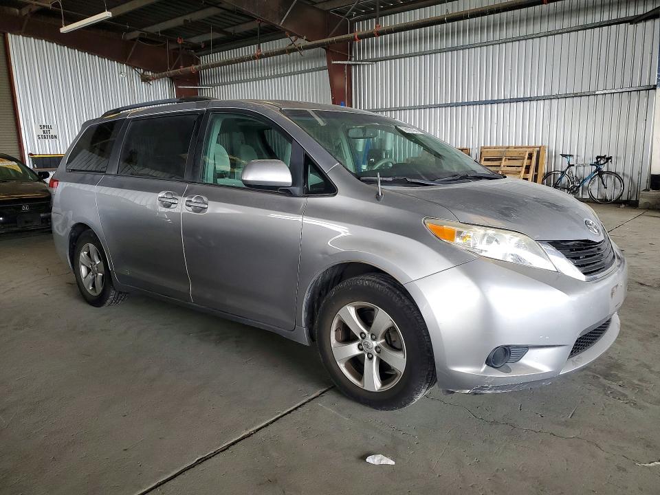 59686796 :رقم المزاد ، 5TDKK3DC6DS381798 vin ، 2013 Toyota Sienna مزاد بيع