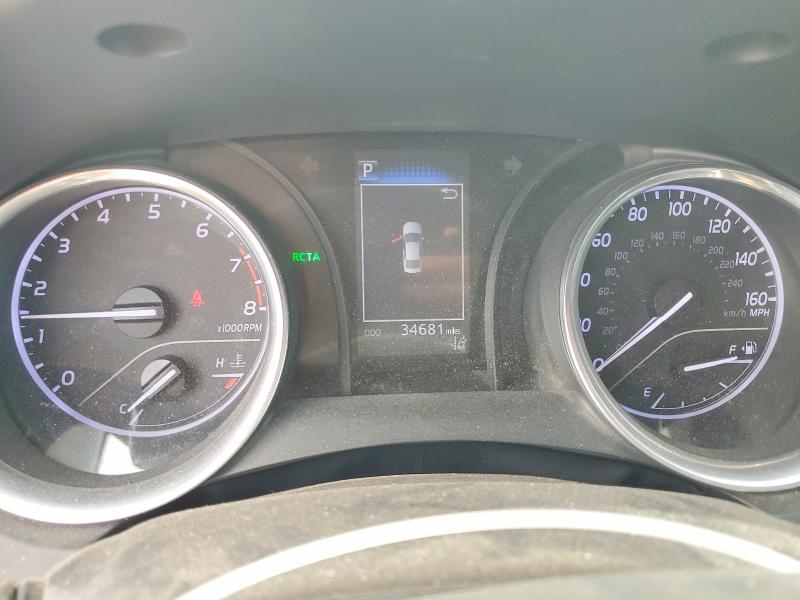 60562656 :رقم المزاد ، 4T1B11HK1JU575277 vin ، 2018 Toyota Camry مزاد بيع