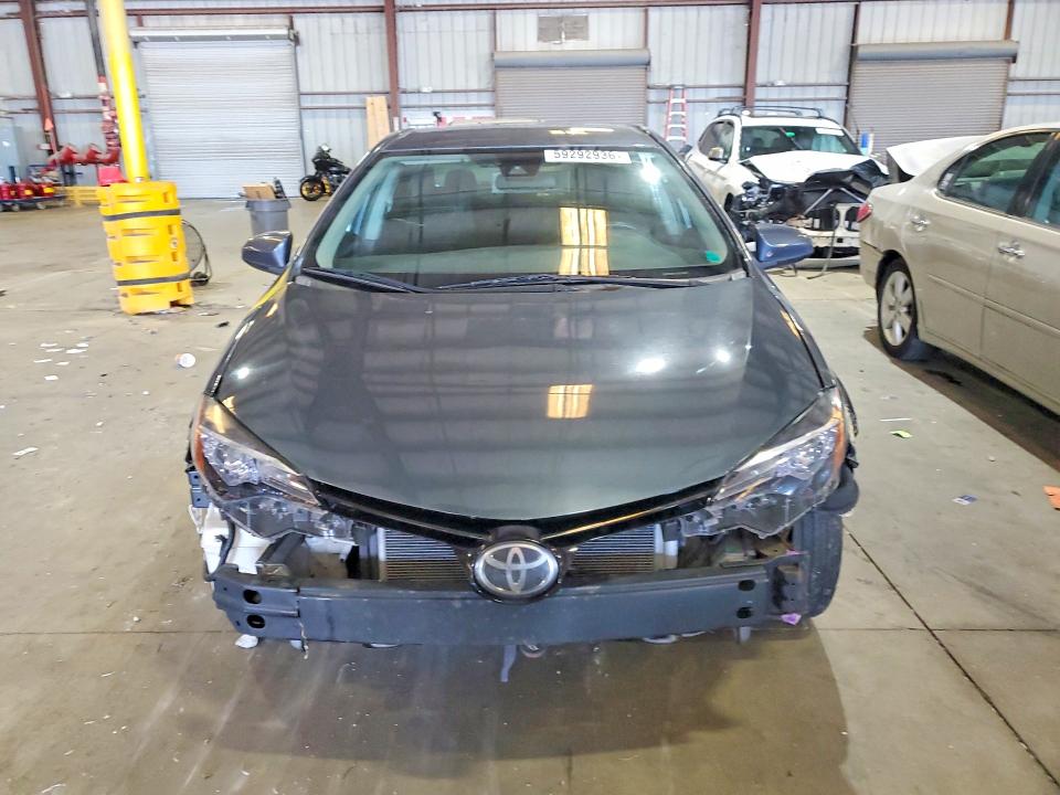 59292936 :رقم المزاد ، 5YFBURHE2JP753327 vin ، 2018 Toyota Corolla مزاد بيع