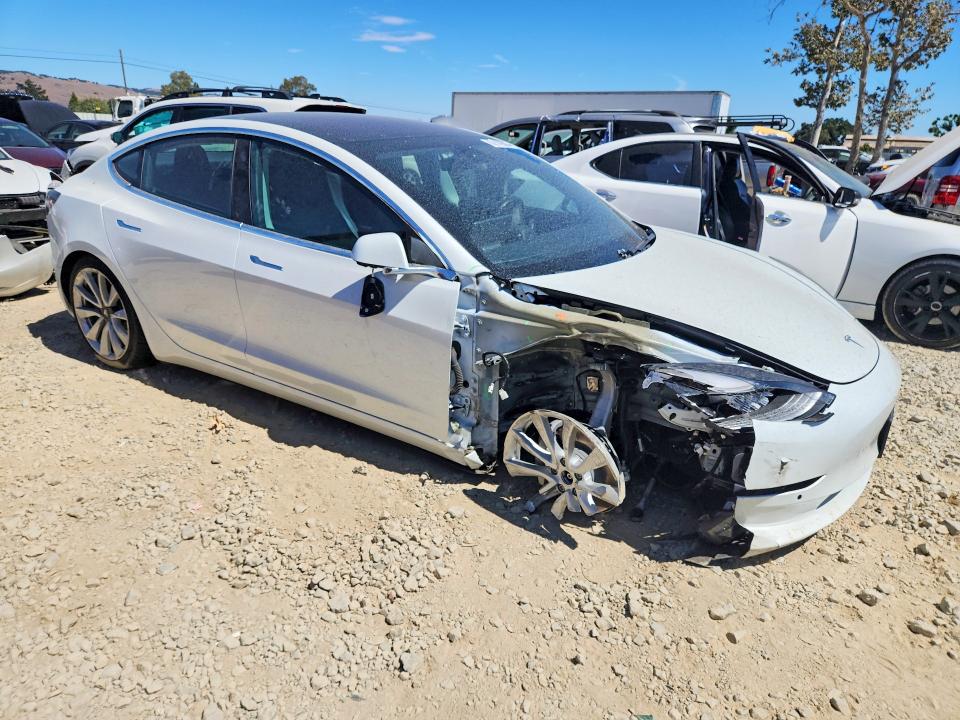 Продажа на аукционе авто 2018 Tesla Model 3, vin: 5YJ3E1EB1JF185774, номер лота: 62142626