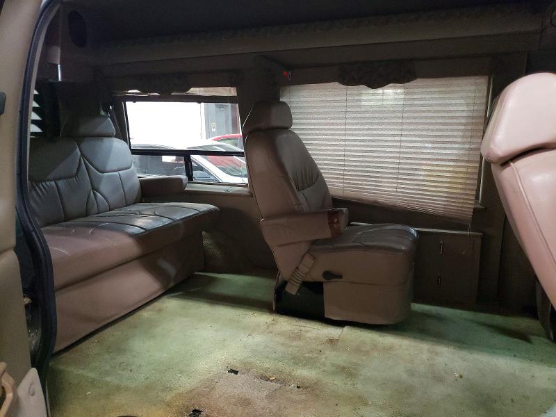 61397526 :رقم المزاد ، 1GBFG15W721164727 vin ، 2002 Chevrolet Express G1500 مزاد بيع
