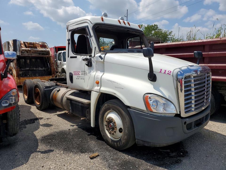 2014 Freightliner Cascadia მანქანა იყიდება აუქციონზე, vin: 3AKJGEDV3ESFR0607, აუქციონის ნომერი: 62533366