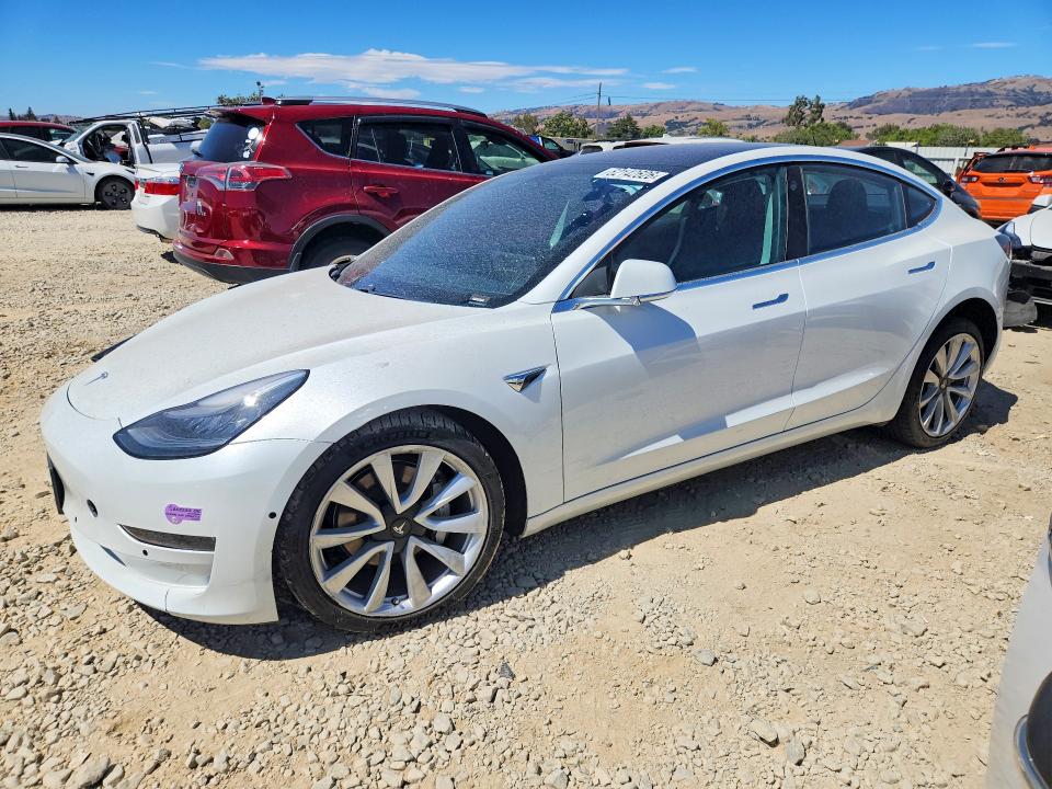 62142626 :رقم المزاد ، 5YJ3E1EB1JF185774 vin ، 2018 Tesla Model 3 مزاد بيع