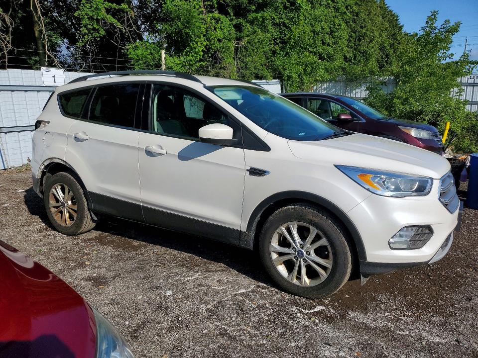 61301036 :رقم المزاد ، 1FMCU0GD9HUD70602 vin ، 2017 Ford Escape مزاد بيع