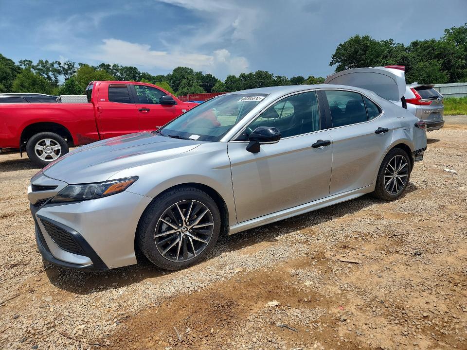 60385816 :رقم المزاد ، 4T1G11AK3NU689318 vin ، 2022 Toyota Camry مزاد بيع