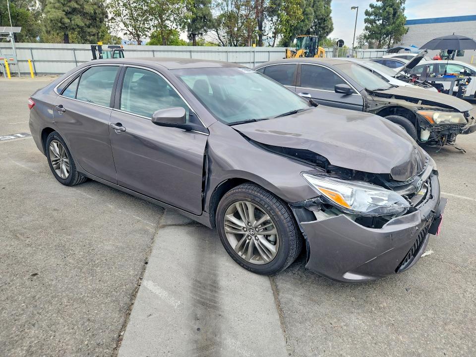 61886476 :رقم المزاد ، 4T1BF1FK2HU624050 vin ، 2017 Toyota Camry مزاد بيع