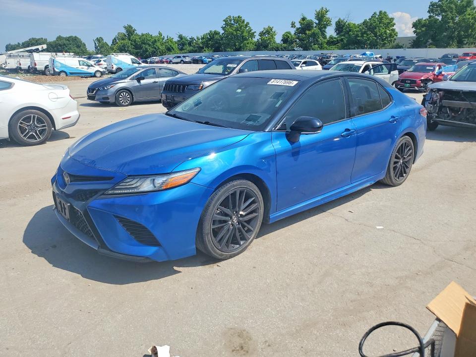 61417696 :رقم المزاد ، 4T1BZ1HKXJU006680 vin ، 2018 Toyota Camry مزاد بيع