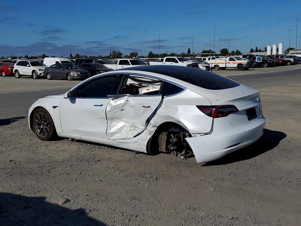 60071876 :رقم المزاد ، 5YJ3E1EB8KF191556 vin ، 2019 Tesla Model 3 مزاد بيع