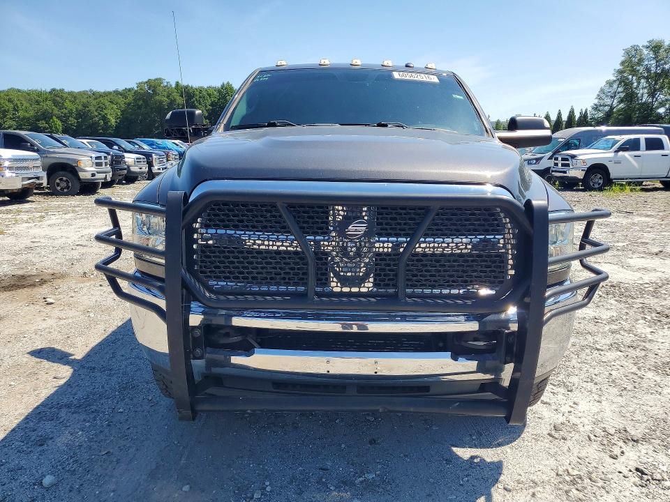 60562516 :رقم المزاد ، 3C6UR5CL0JG378799 vin ، 2018 Ram 2500 مزاد بيع