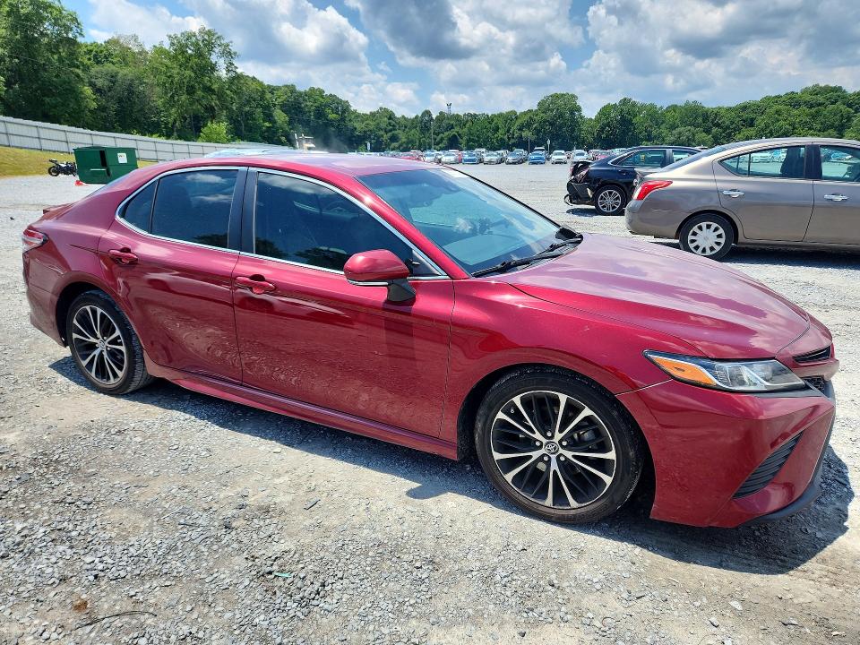 59770716 :رقم المزاد ، 4T1B11HK4JU552107 vin ، 2018 Toyota Camry مزاد بيع