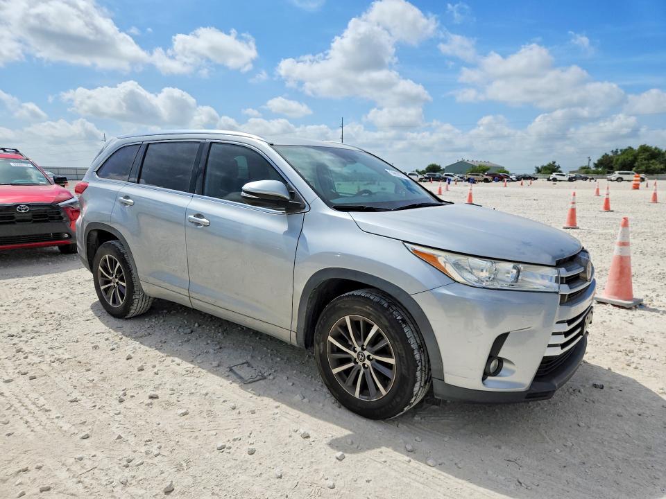2018 Toyota Highlander მანქანა იყიდება აუქციონზე, vin: 5TDKZRFH9JS543393, აუქციონის ნომერი: 59800236