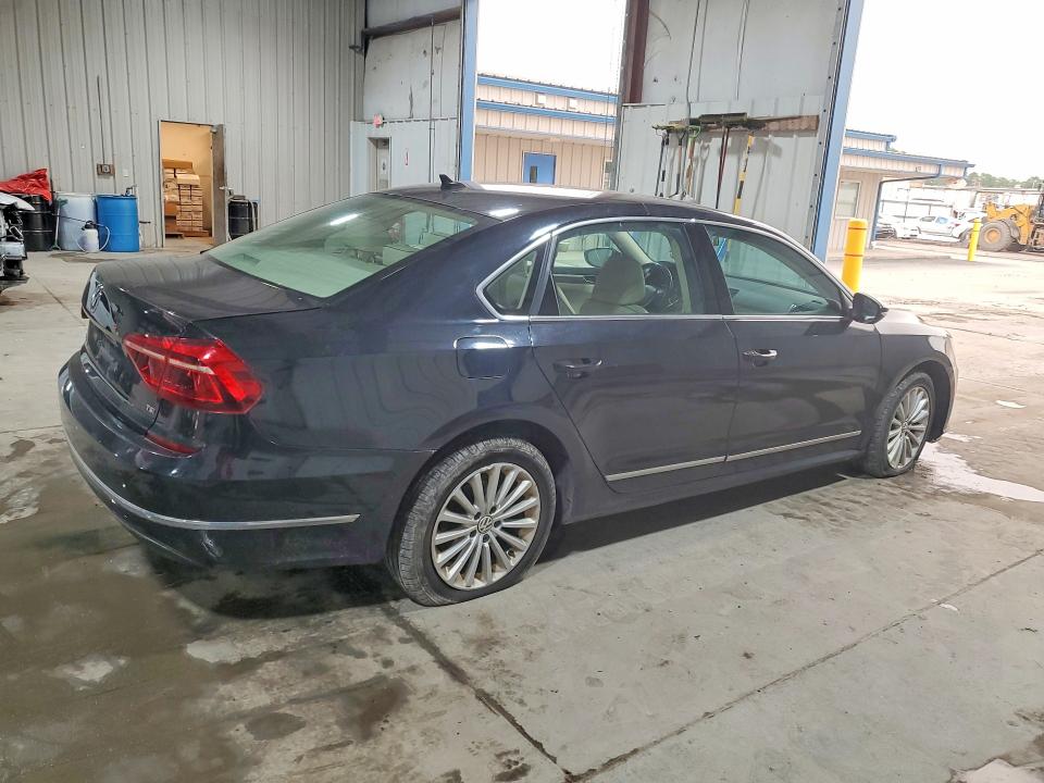 60668206 :رقم المزاد ، 1VWBT7A37HC069731 vin ، 2017 Volkswagen Passat مزاد بيع