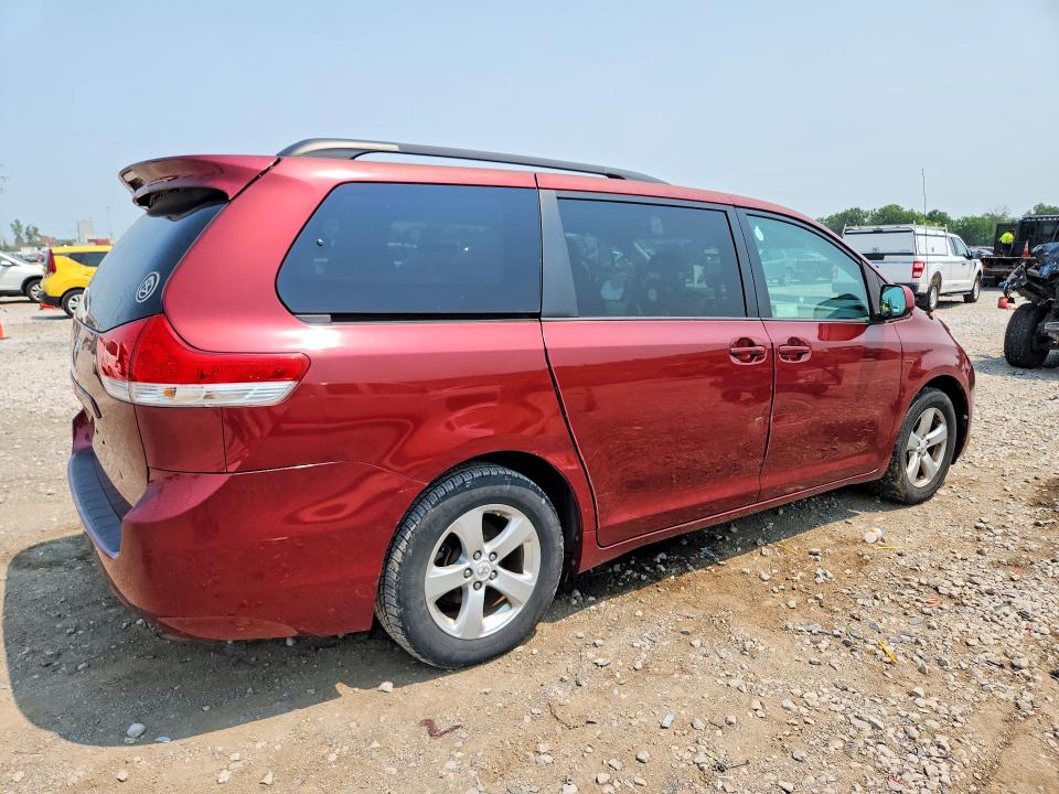 61208946 :رقم المزاد ، 5TDKK3DC9BS031644 vin ، 2011 Toyota Sienna مزاد بيع