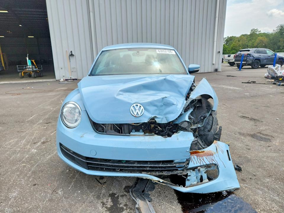 63052106 :رقم المزاد ، 3VWJX7ATXCM605739 vin ، 2012 Volkswagen Beetle مزاد بيع