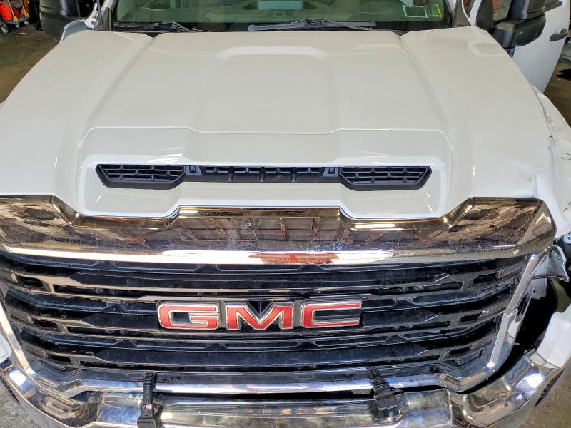 60643476 :رقم المزاد ، 1GT39LEY0NF328459 vin ، 2022 Gmc Sierra مزاد بيع