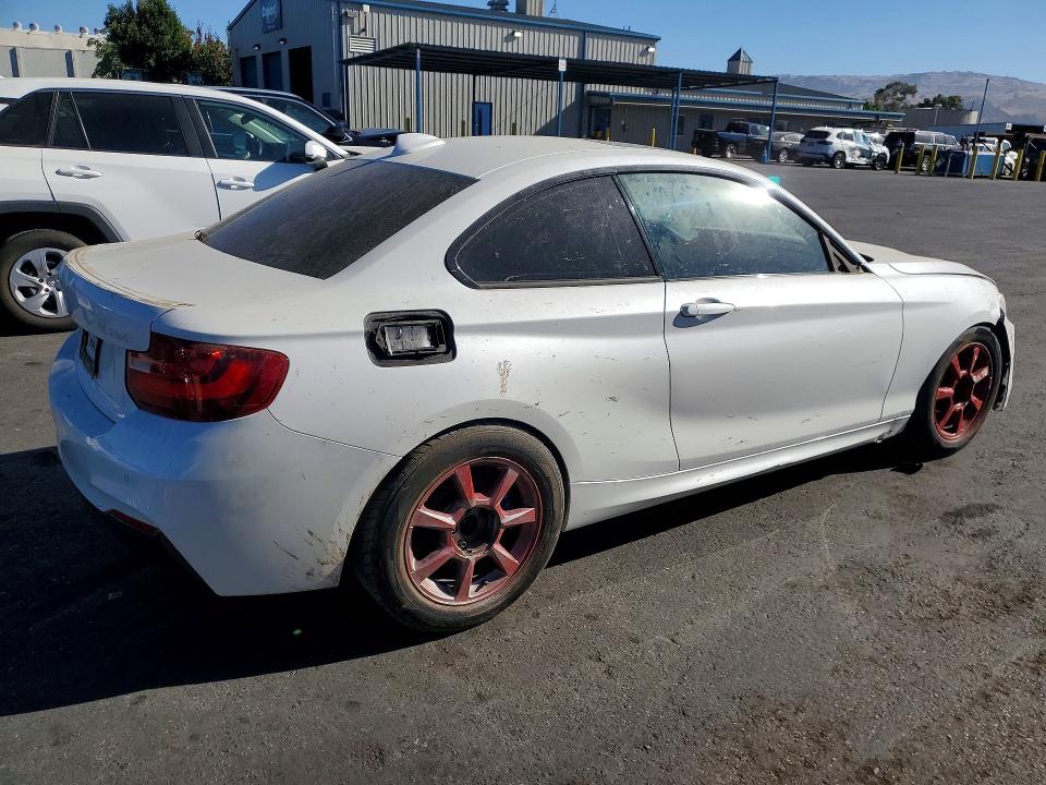 61520106 :رقم المزاد ، WBA1J7C5XGV360226 vin ، 2016 Bmw M235i مزاد بيع