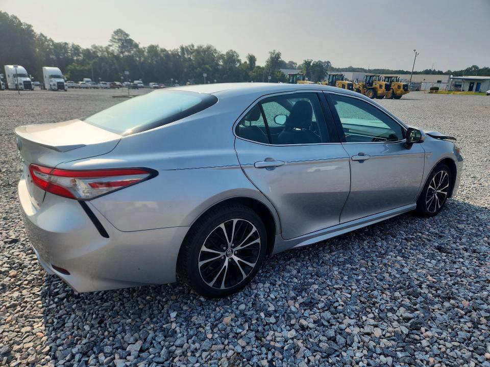 62140306 :رقم المزاد ، 4T1B11HK7JU644537 vin ، 2018 Toyota Camry مزاد بيع