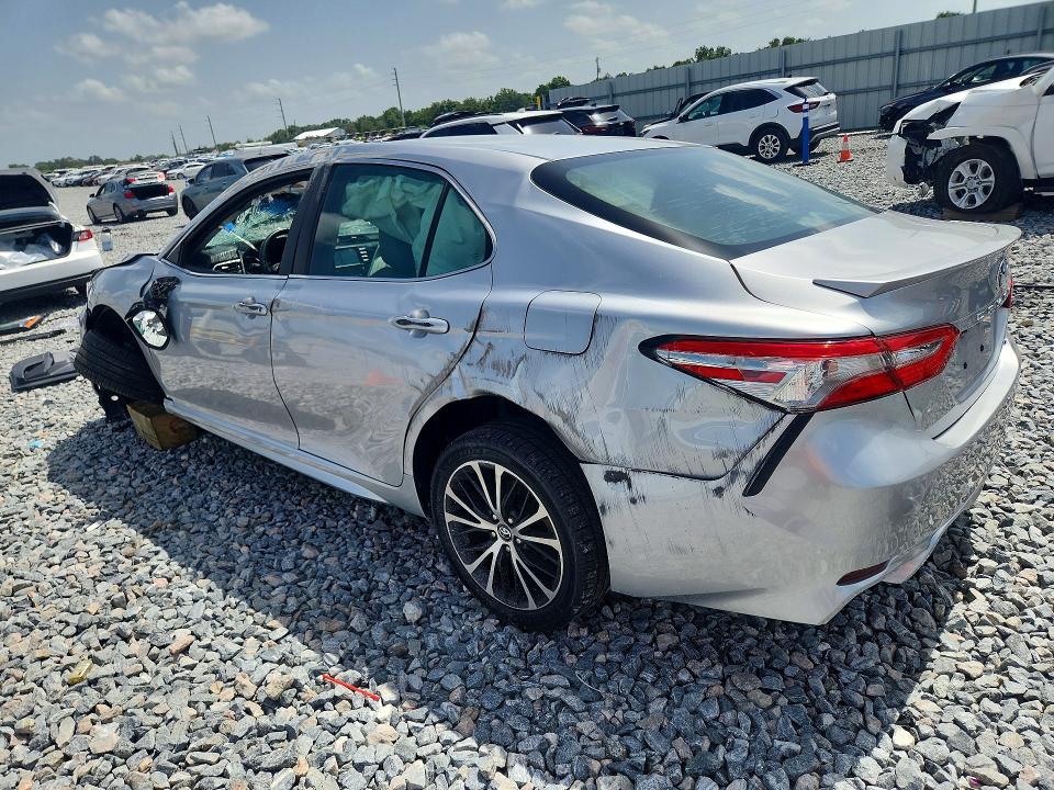 60362676 :رقم المزاد ، 4T1B11HK4JU597631 vin ، 2018 Toyota Camry مزاد بيع