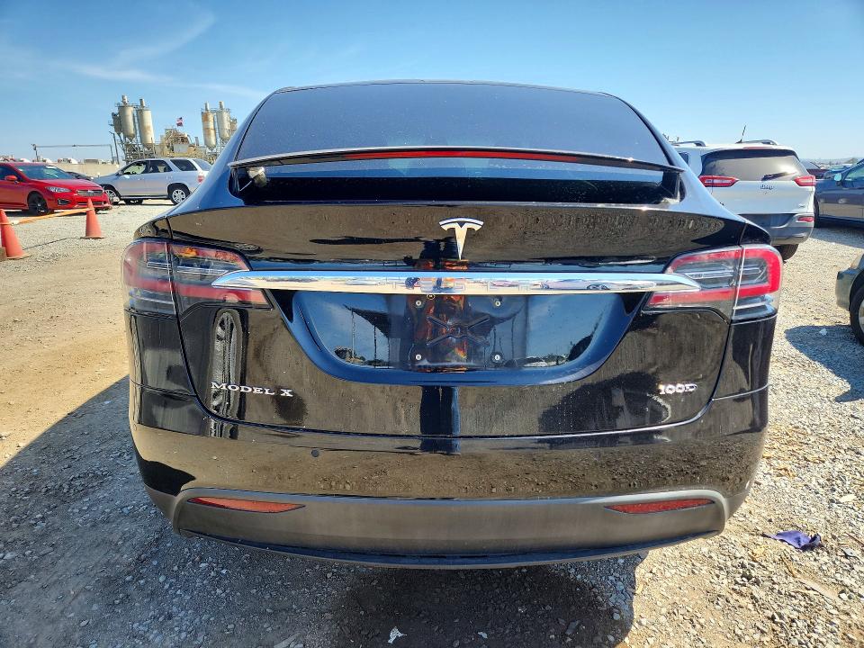 62472526 :رقم المزاد ، 5YJXCAE25HF065882 vin ، 2017 Tesla Model X مزاد بيع