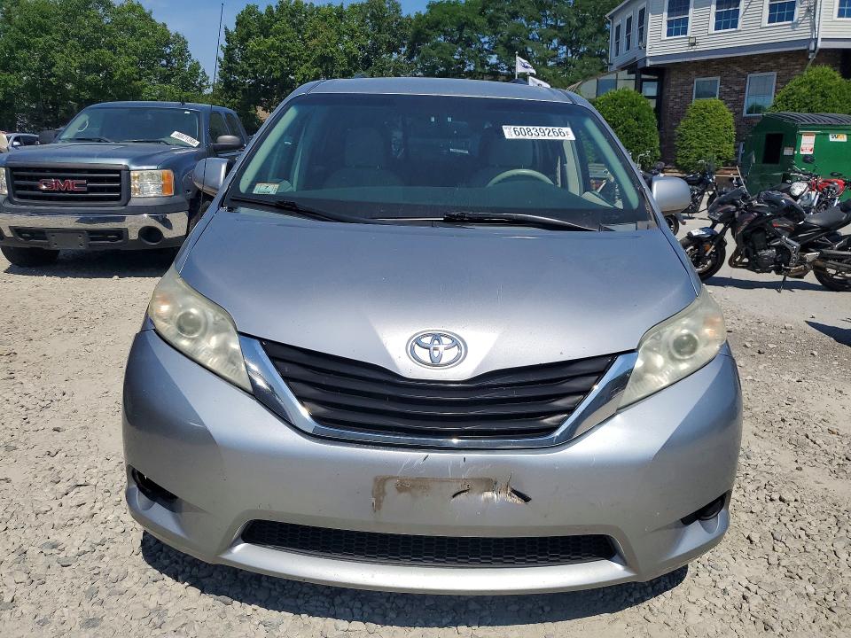 60839266 :رقم المزاد ، 5TDKK3DC0BS138808 vin ، 2011 Toyota Sienna مزاد بيع