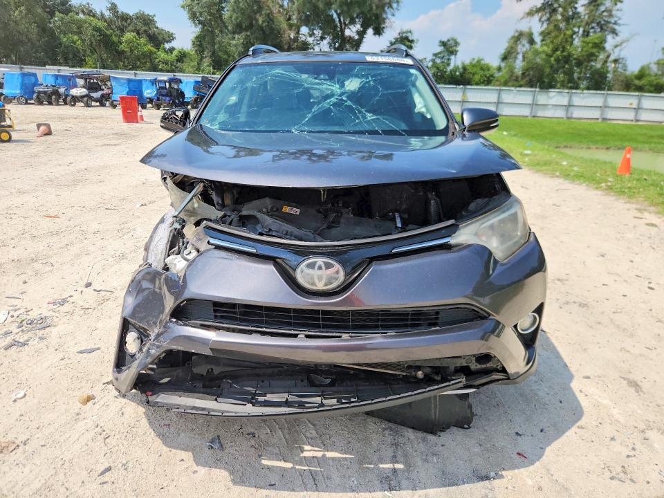 63156686 :رقم المزاد ، 2T3WFREV0JW523226 vin ، 2018 Toyota Rav4 مزاد بيع