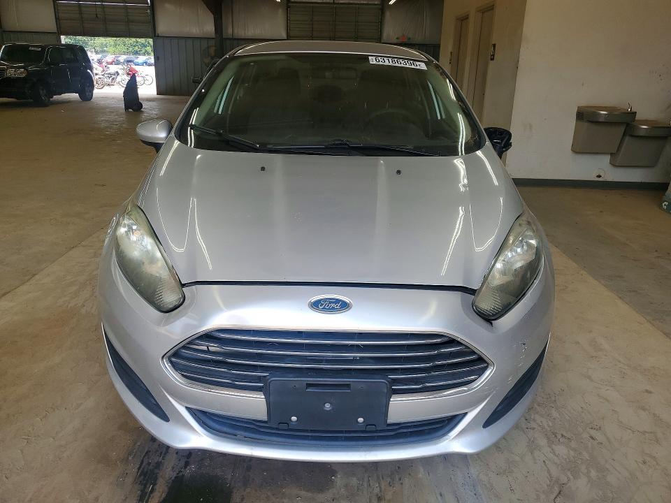 63186396 :رقم المزاد ، 3FADP4AJ5FM135580 vin ، 2015 Ford Fiesta مزاد بيع