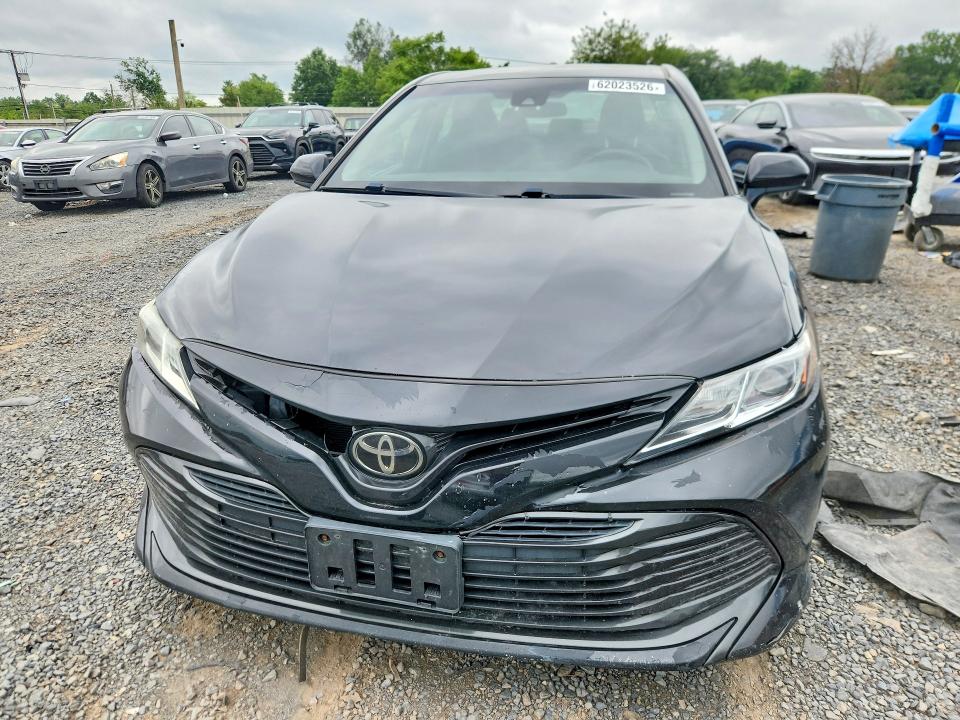 62023526 :رقم المزاد ، 4T1B11HK2KU742490 vin ، 2019 Toyota Camry مزاد بيع