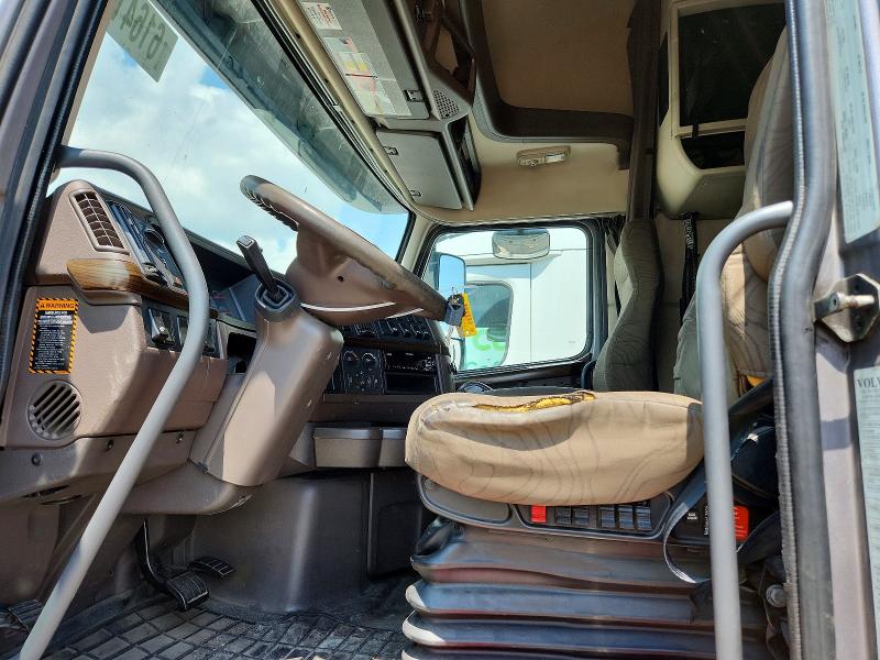 2015 Volvo Vnl 670 მანქანა იყიდება აუქციონზე, vin: 4V4NC9EH9FN922251, აუქციონის ნომერი: 61641656