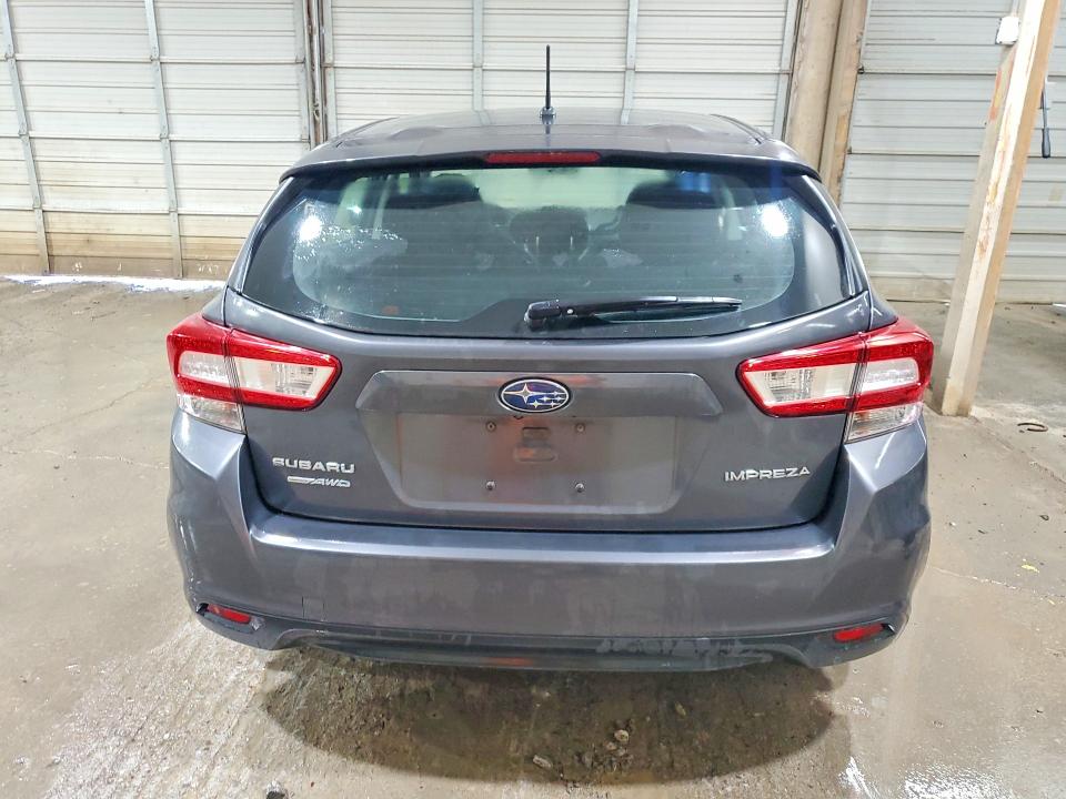 60526386 :رقم المزاد ، 4S3GTAA65J3737127 vin ، 2018 Subaru Impreza مزاد بيع