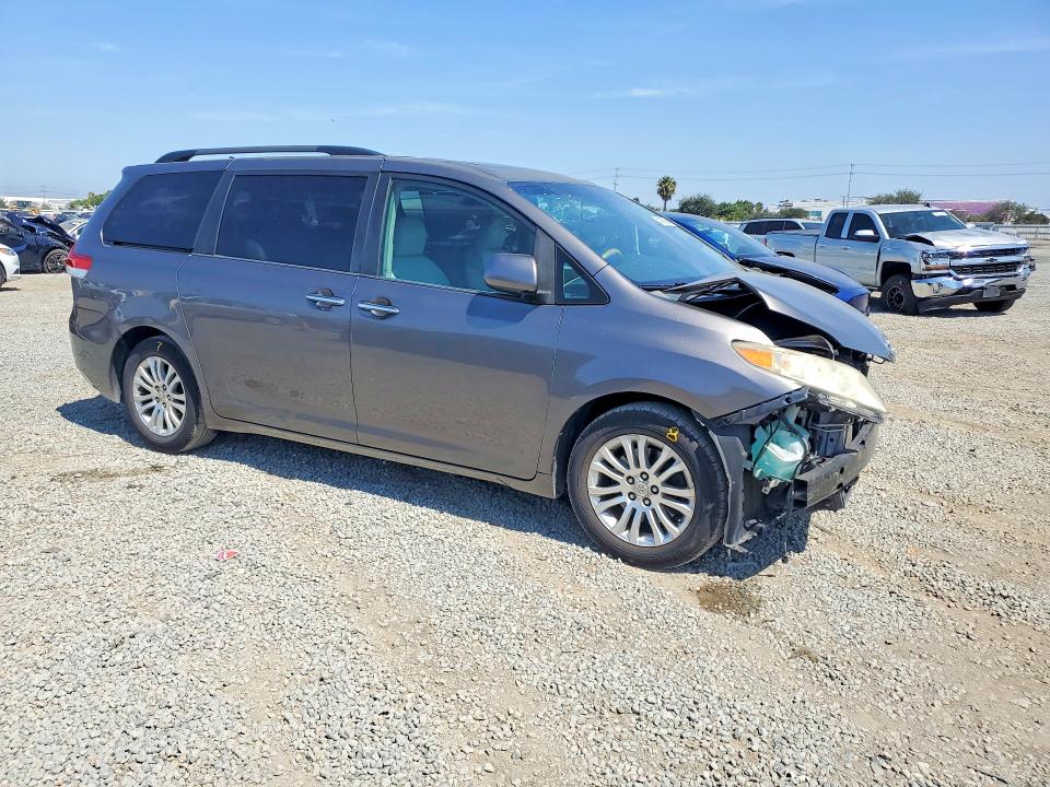 62866356 :رقم المزاد ، 5TDYK3DC7BS085860 vin ، 2011 Toyota Sienna مزاد بيع