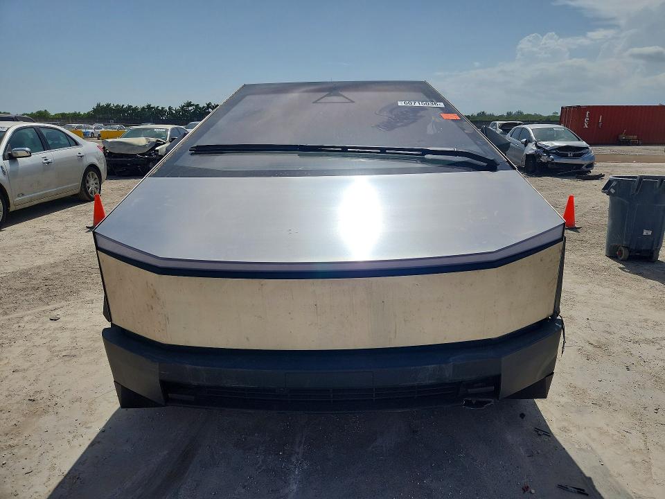 60715036 :رقم المزاد ، 7G2CEHED7SA072420 vin ، 2025 Tesla Cybertruck مزاد بيع