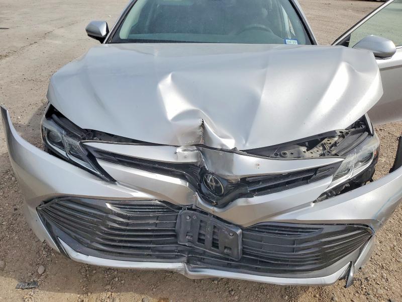 60562656 :رقم المزاد ، 4T1B11HK1JU575277 vin ، 2018 Toyota Camry مزاد بيع