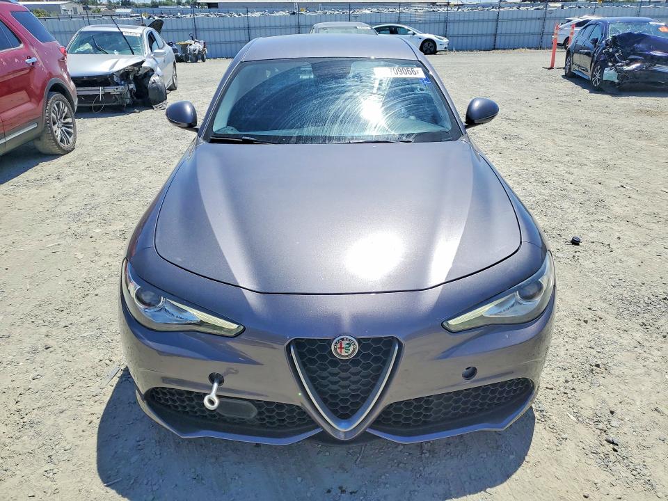 62709066 :رقم المزاد ، ZARFAEBN7J7565003 vin ، 2018 Alfa Romeo Giulia مزاد بيع