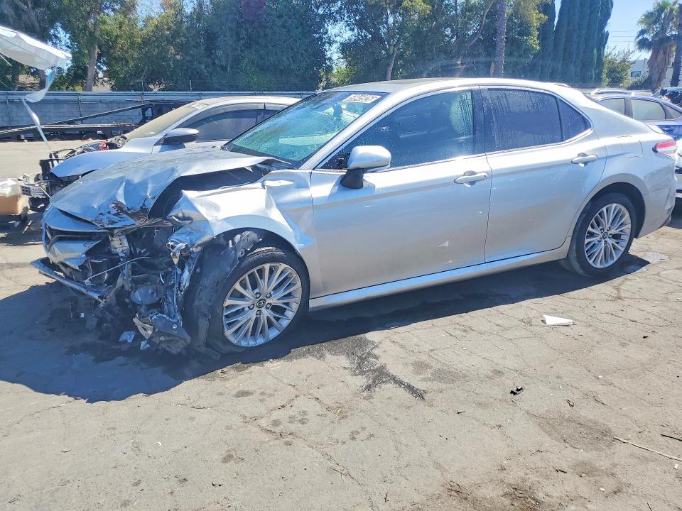 2018 Toyota Camry Hybrid მანქანა იყიდება აუქციონზე, vin: 4T1B21HK7JU006222, აუქციონის ნომერი: 59945926