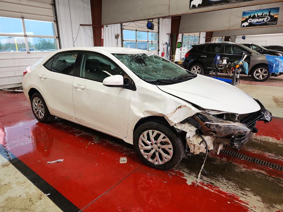 62213846 :رقم المزاد ، 5YFBURHE0JP790165 vin ، 2018 Toyota Corolla مزاد بيع