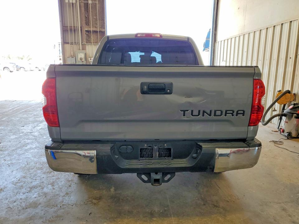 59685936 :رقم المزاد ، 5TFEY5F12JX231339 vin ، 2018 Toyota Tundra مزاد بيع