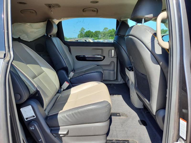61171336 :رقم المزاد ، KNDMC5C12H6334324 vin ، 2017 Kia Sedona مزاد بيع