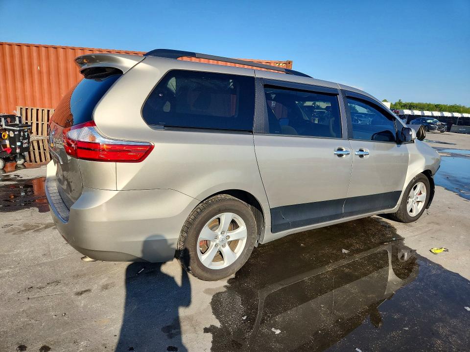 60046956 :رقم المزاد ، 5TDKK3DC4FS555788 vin ، 2015 Toyota Sienna مزاد بيع