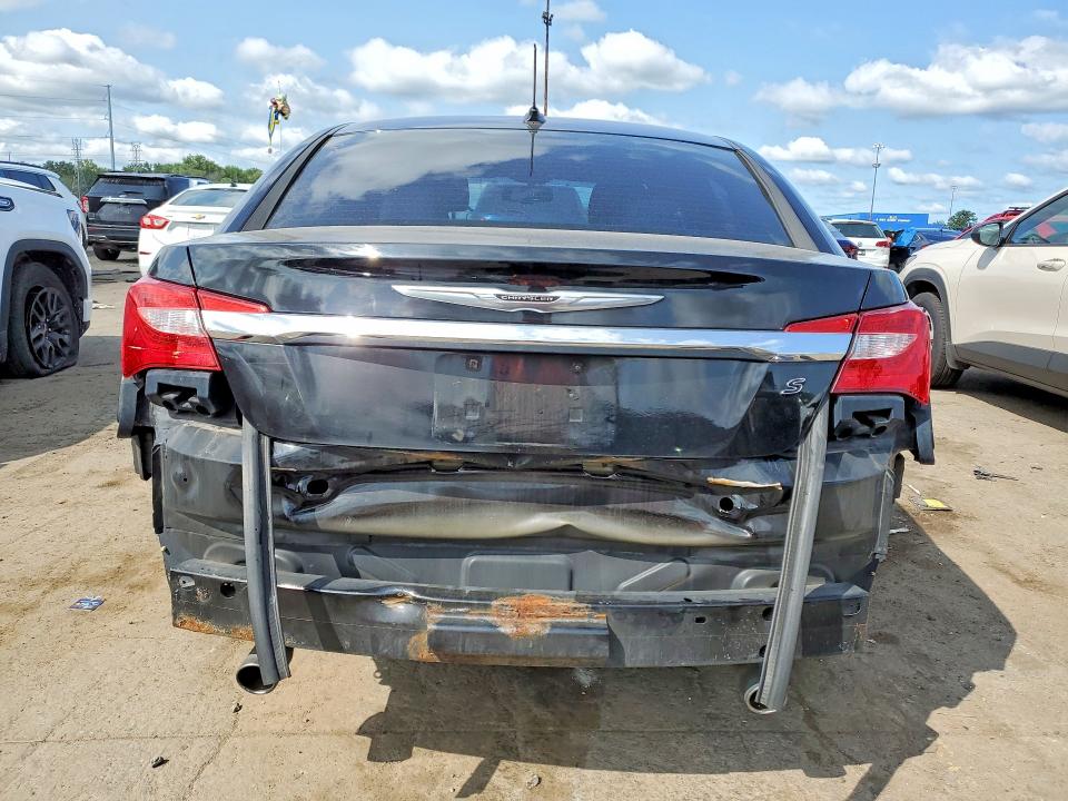 61601536 :رقم المزاد ، 1C3BC8FG8BN575380 vin ، 2011 Chrysler 200 مزاد بيع