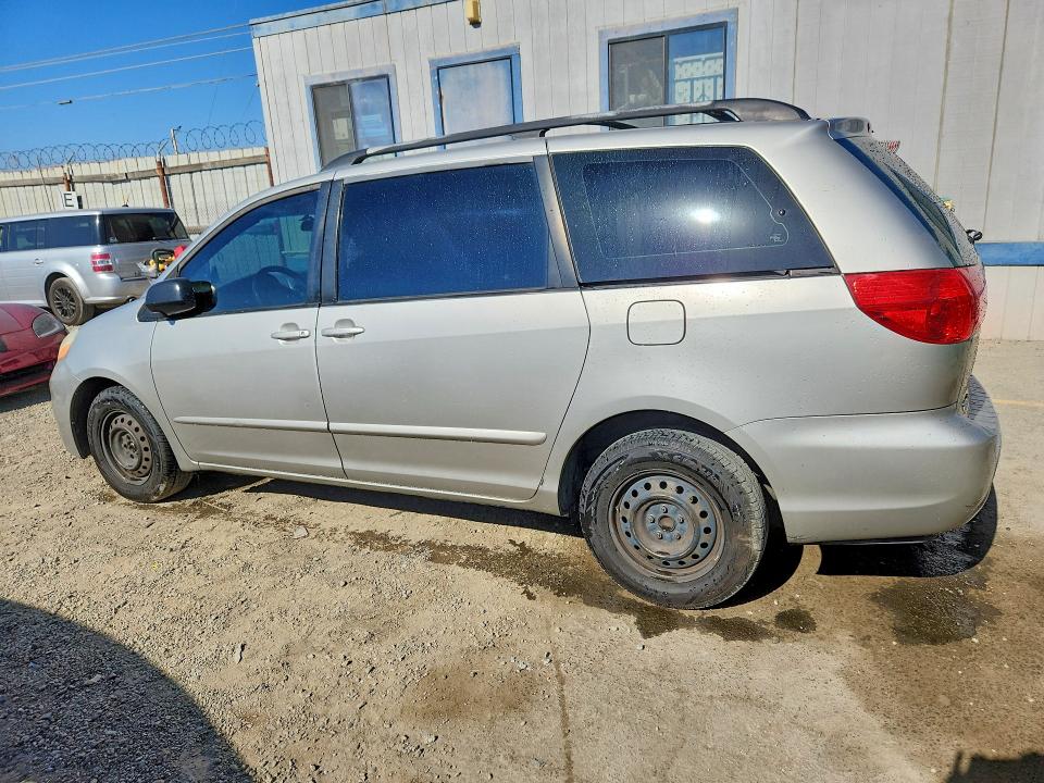 60416926 :رقم المزاد ، 5TDKK4CC6AS326111 vin ، 2010 Toyota Sienna مزاد بيع