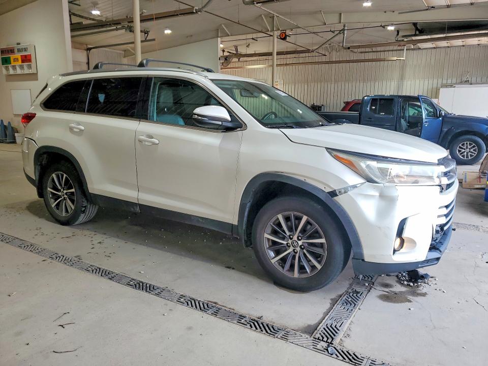 Продажа на аукционе авто 2019 Toyota Highlander, vin: 5TDJZRFH6KS598302, номер лота: 60914126
