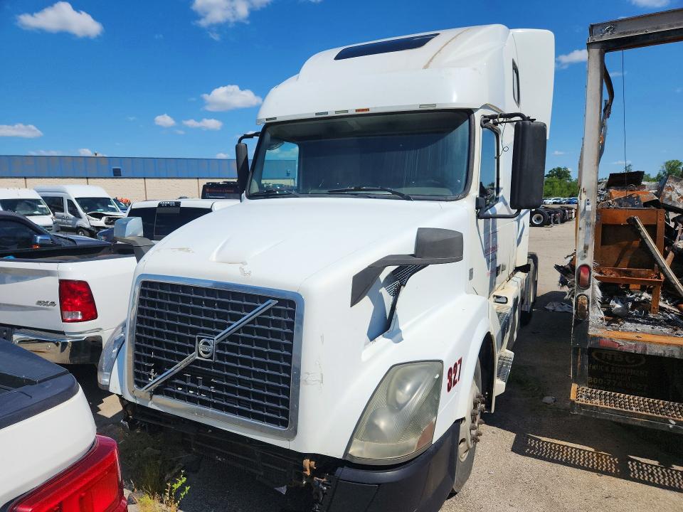 61784106 :رقم المزاد ، 4V4NC9EH98N261923 vin ، 2008 Volvo Vn مزاد بيع