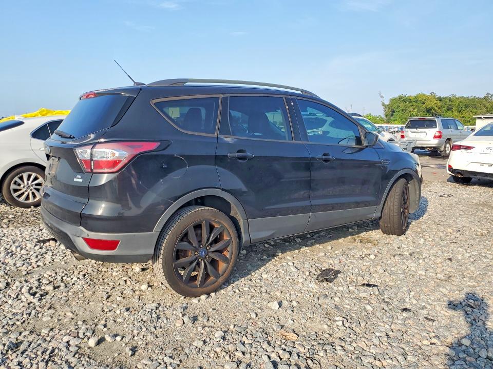 63032656 :رقم المزاد ، 1FMCU0GD7HUD16036 vin ، 2017 Ford Escape مزاد بيع