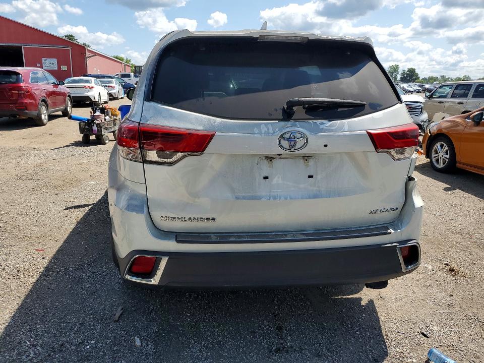 61308166 :رقم المزاد ، 5TDJZRFH7JS553075 vin ، 2018 Toyota Highlander مزاد بيع