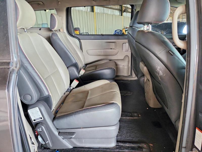 61441556 :رقم المزاد ، KNDMB5C18H6338350 vin ، 2017 Kia Sedona مزاد بيع