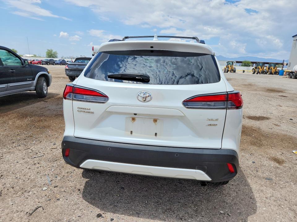 61377316 :رقم المزاد ، 7MUDAABG0NV022136 vin ، 2022 Toyota Corolla Cross مزاد بيع