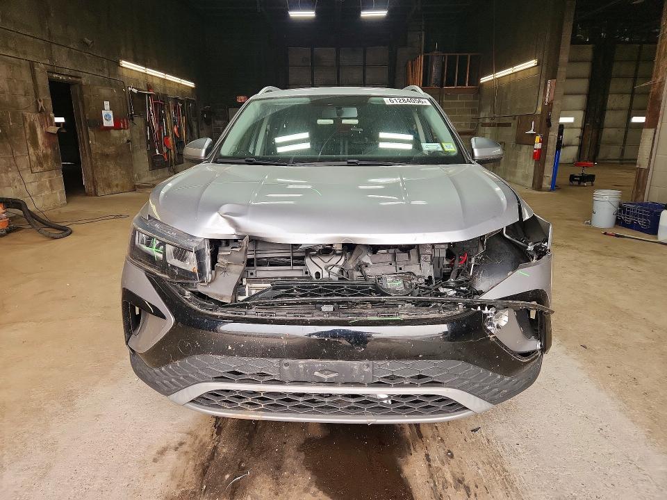 61284056 :رقم المزاد ، 3VVWX7B25NM041095 vin ، 2022 Volkswagen Taos مزاد بيع