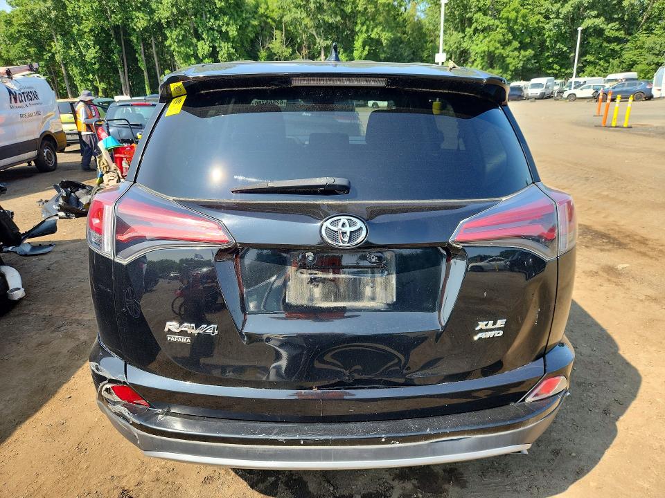 62565786 :رقم المزاد ، 2T3RFREV6JW803195 vin ، 2018 Toyota Rav4 مزاد بيع