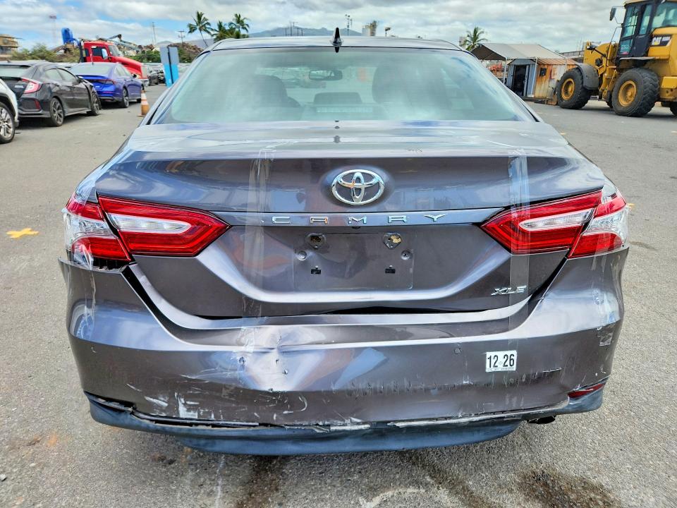 63242816 :رقم المزاد ، 4T1B11HK0JU070556 vin ، 2018 Toyota Camry مزاد بيع